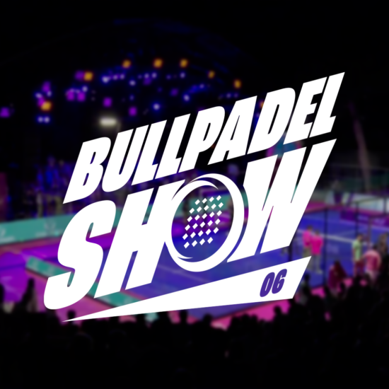 logo bullpadelshow blanc sur une image flou de l'évènement